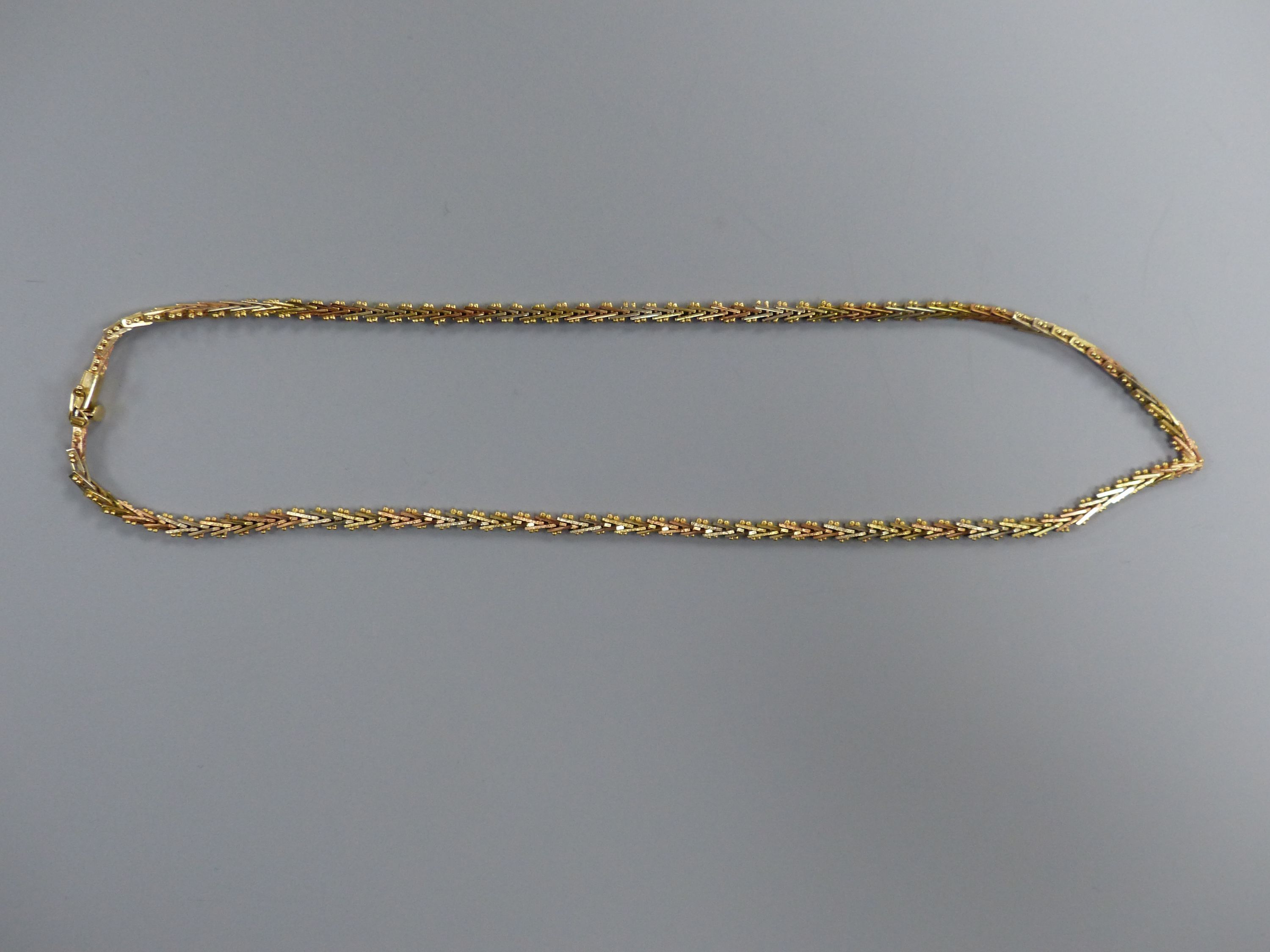 A modern three colour 9ct gold necklace, approx. 39cm,